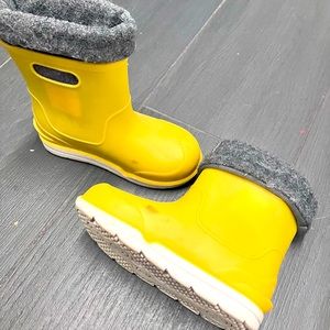 Toddler boys size 9M classic yellow rain boots with lining